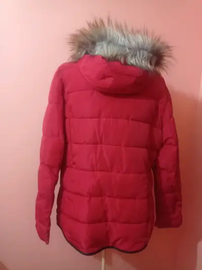 Chaqueta roja con capucha - miniatura 3
