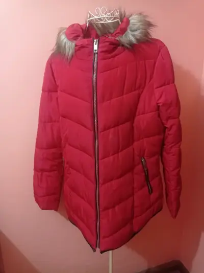 Chaqueta roja con capucha - miniatura 4