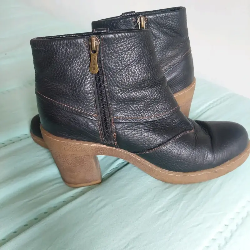 Botines negros de cuero con taco