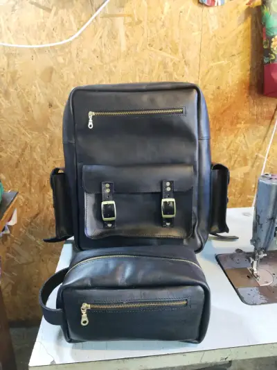 Mochila y neceser de cuero negro - miniatura 1