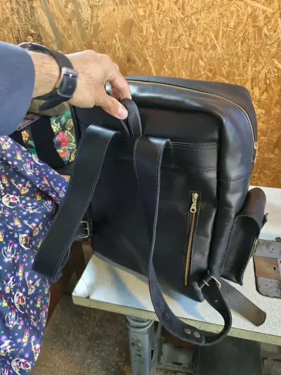 Mochila y neceser de cuero negro - miniatura 3