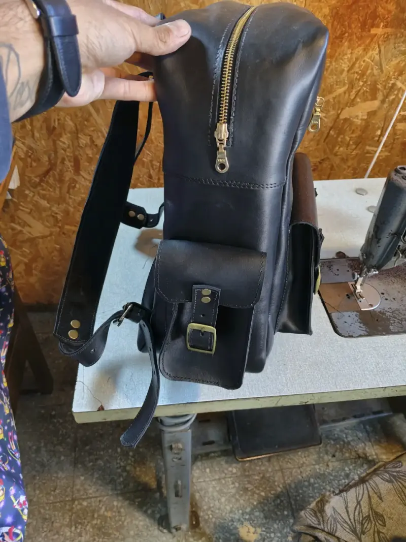 Mochila y neceser de cuero negro - 4