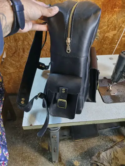 Mochila y neceser de cuero negro - miniatura 4