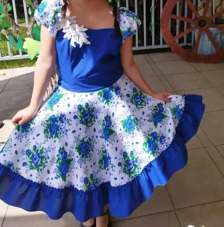 Vestido folclórico azul floral