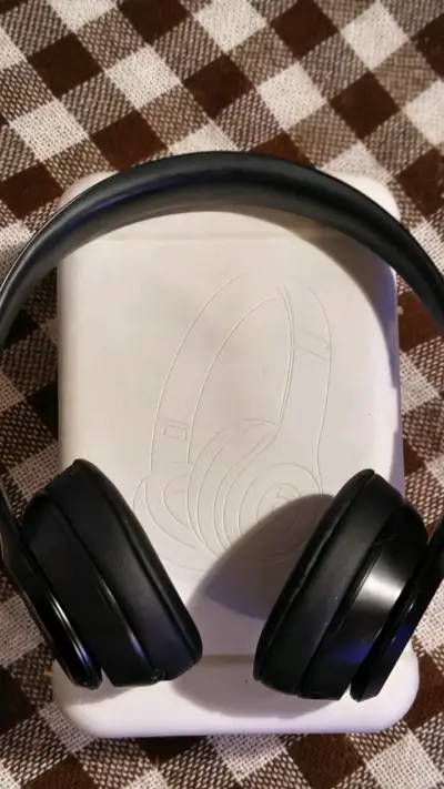 Audífonos Beats Solo 4 negros - miniatura 3