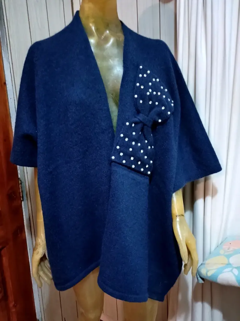 Chal azul con lazo de perlas