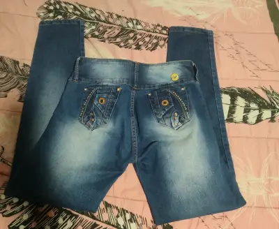 Jeans azules desgastados - miniatura 2