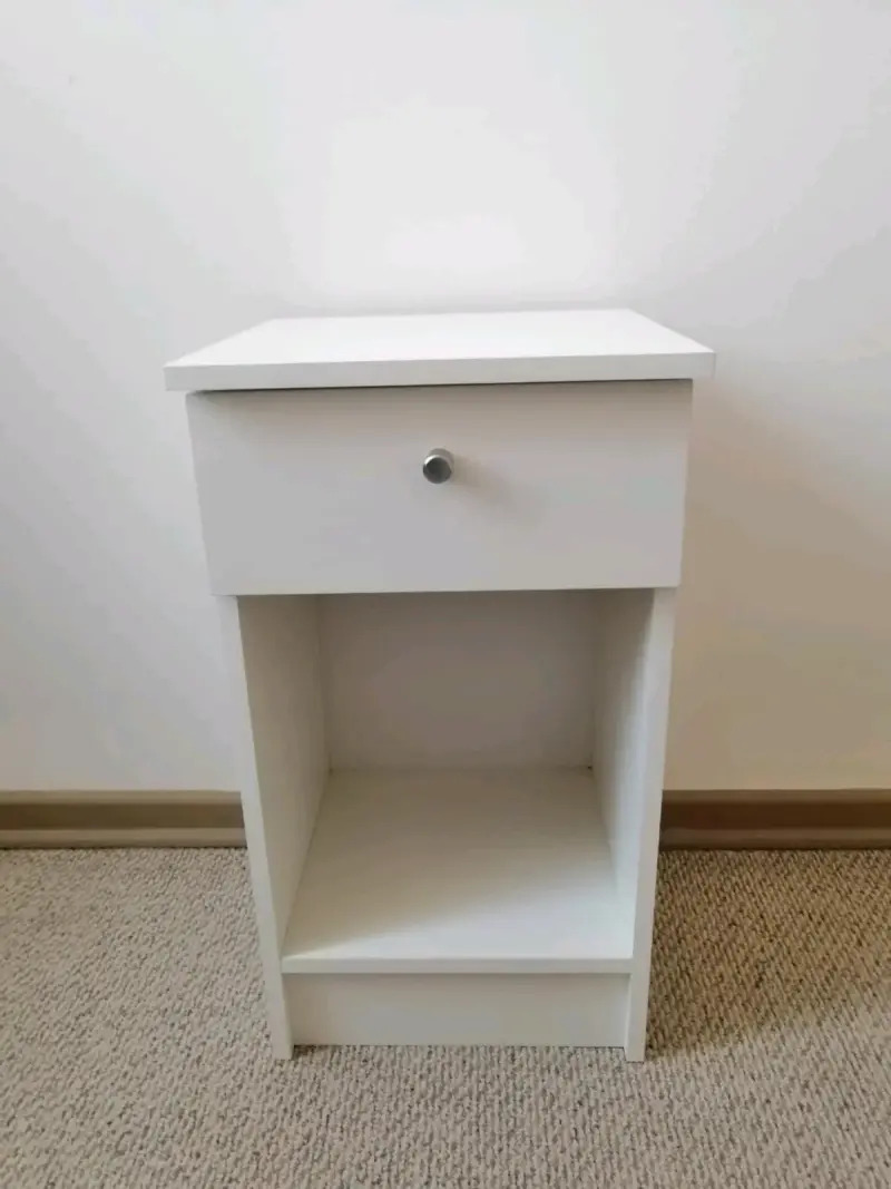 Velador blanco con cajón