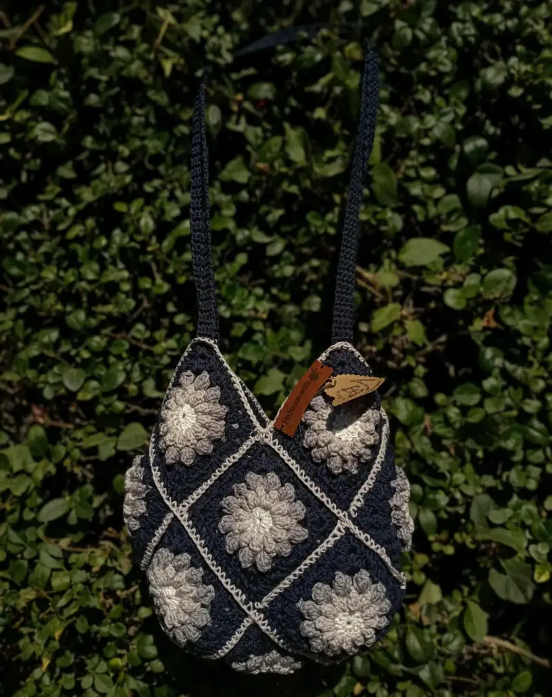 Cartera tejida a crochet azul - 1