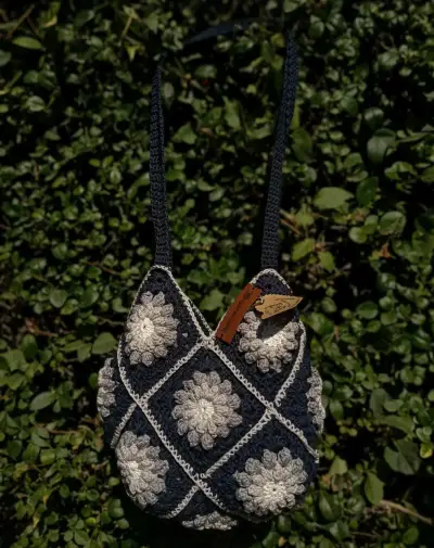 Cartera tejida a crochet azul - miniatura 1