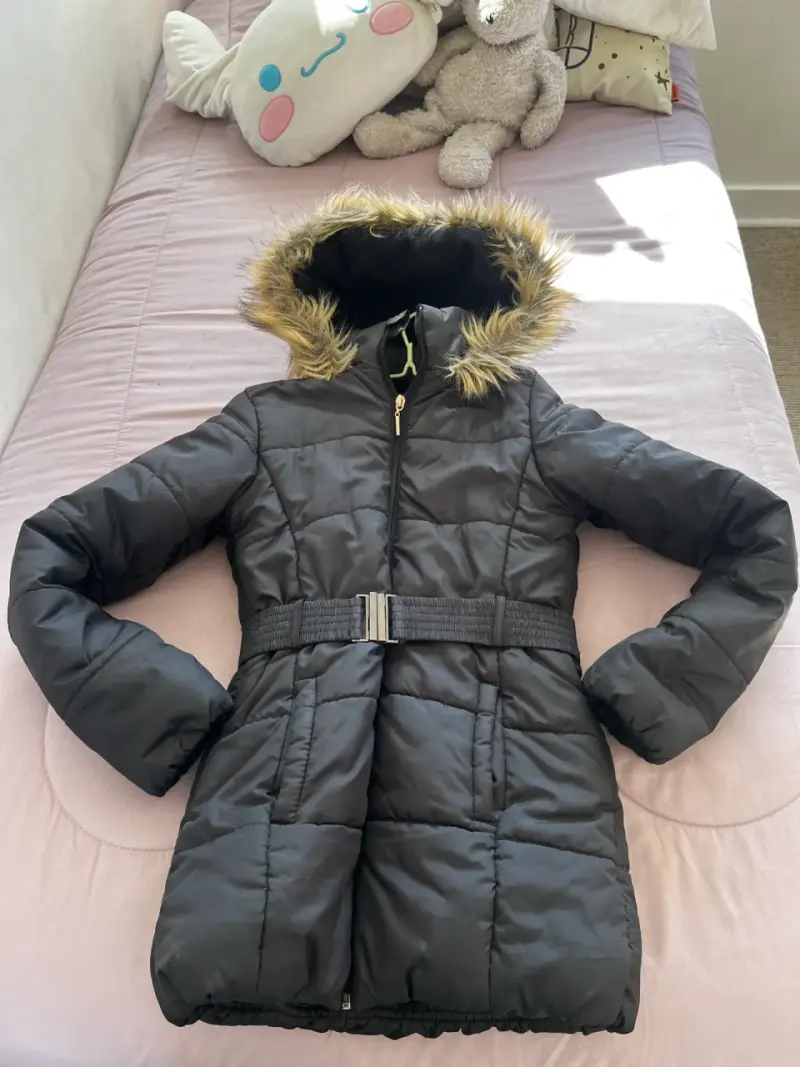 Parka negra con capucha de peluche