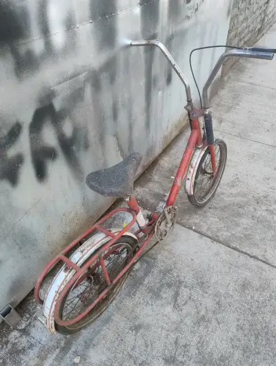Bicicleta antigua roja - miniatura 1