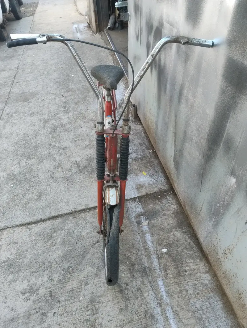 Bicicleta antigua roja - 3
