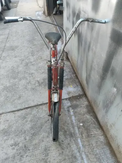 Bicicleta antigua roja - miniatura 3