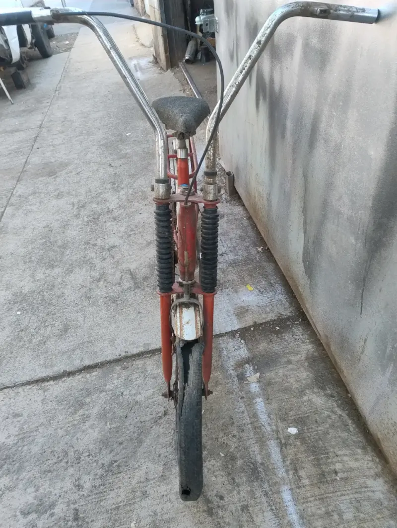 Bicicleta antigua roja - 6