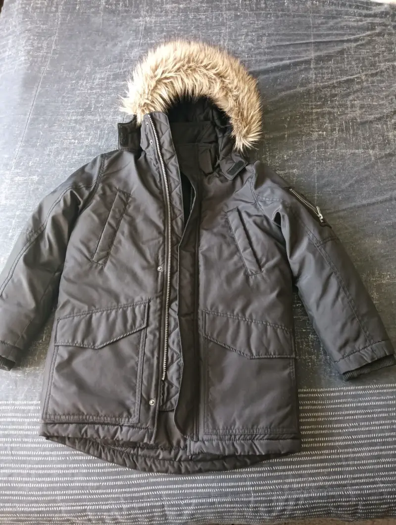 Parka negra con capucha de piel - 1