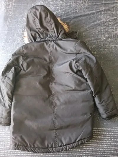 Parka negra con capucha de piel - miniatura 2