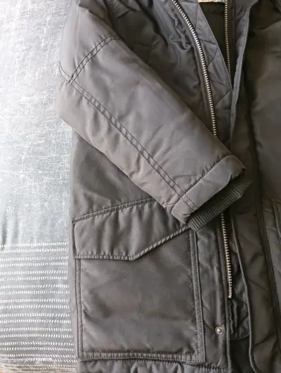 Parka negra con capucha de piel - miniatura 4