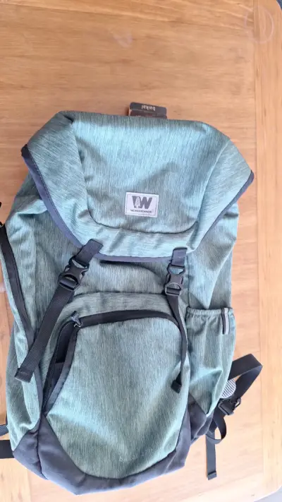 Mochila verde tipo trekking - miniatura 3