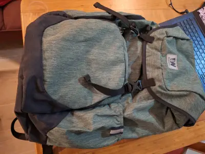 Mochila verde tipo trekking - miniatura 4