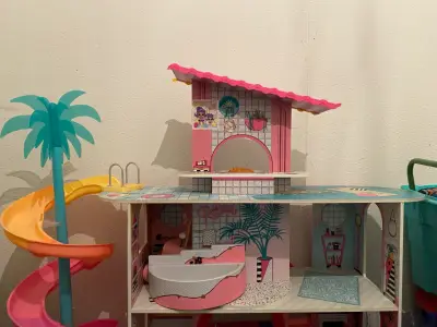 Casa de muñecas con tobogán - miniatura 1