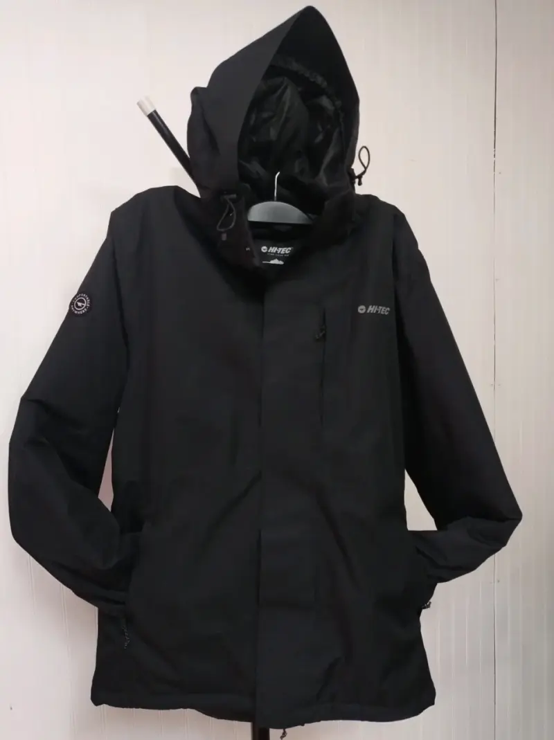 Chaqueta negra Hi-Tec con capucha