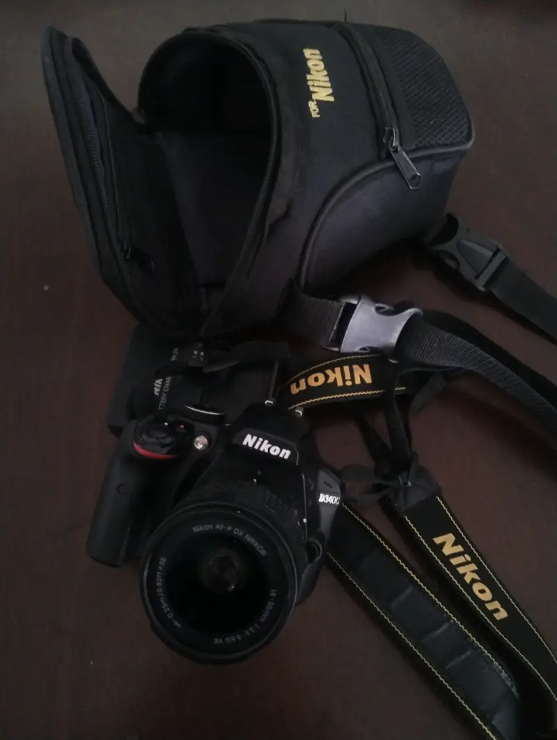 Cámara Nikon D3400 con estuche