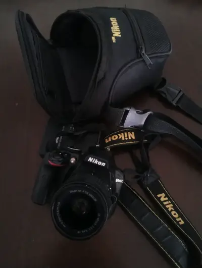Cámara Nikon D3400 con estuche - miniatura 1
