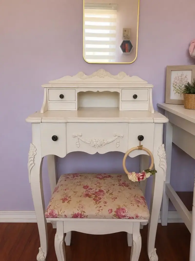 Tocador vintage blanco con espejo