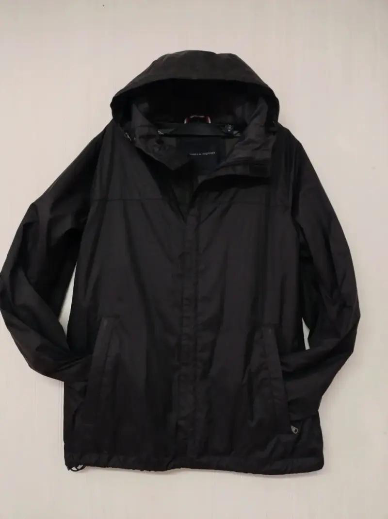 Chaqueta negra cortaviento