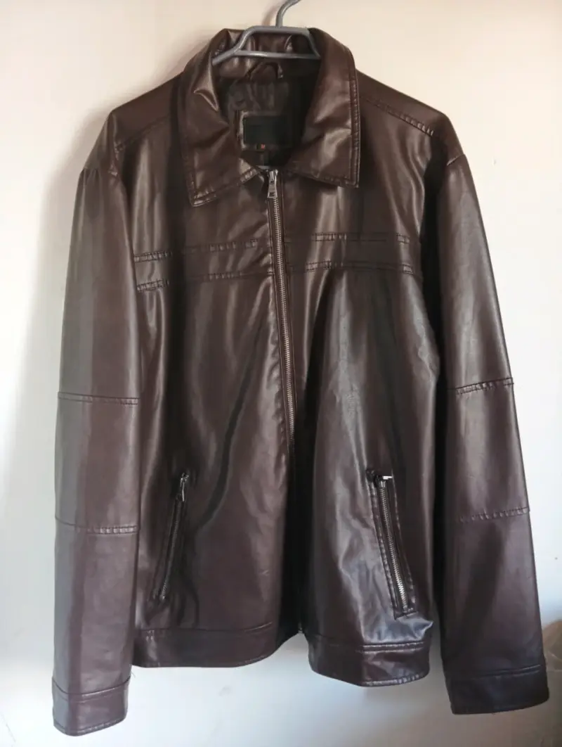 Chaqueta café de cuero sintético