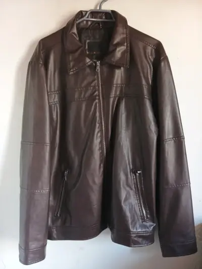 Chaqueta café de cuero sintético - miniatura 1