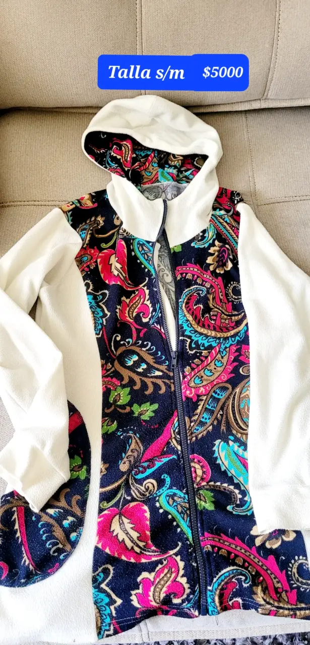 Polerón con capucha estampado
