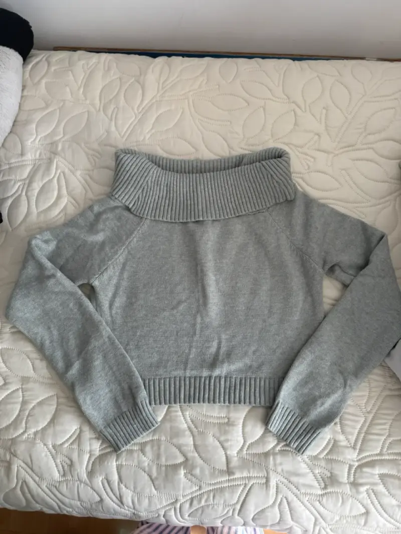 Suéter gris cuello alto