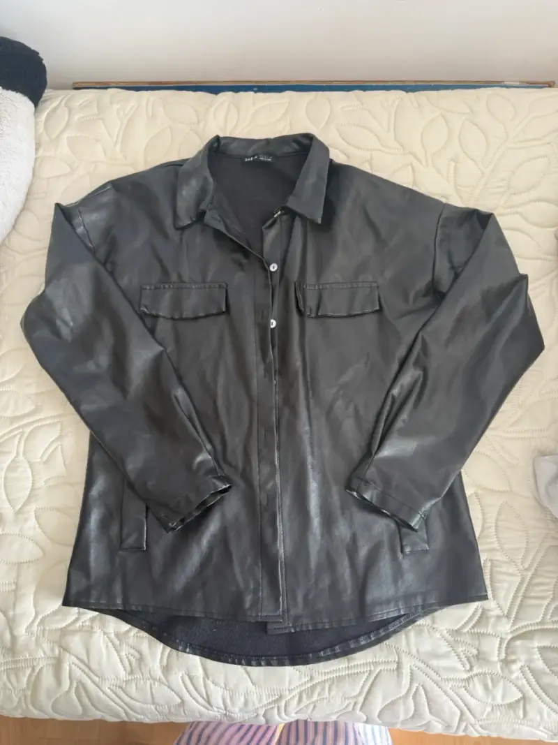 Camisa negra de cuero sintético