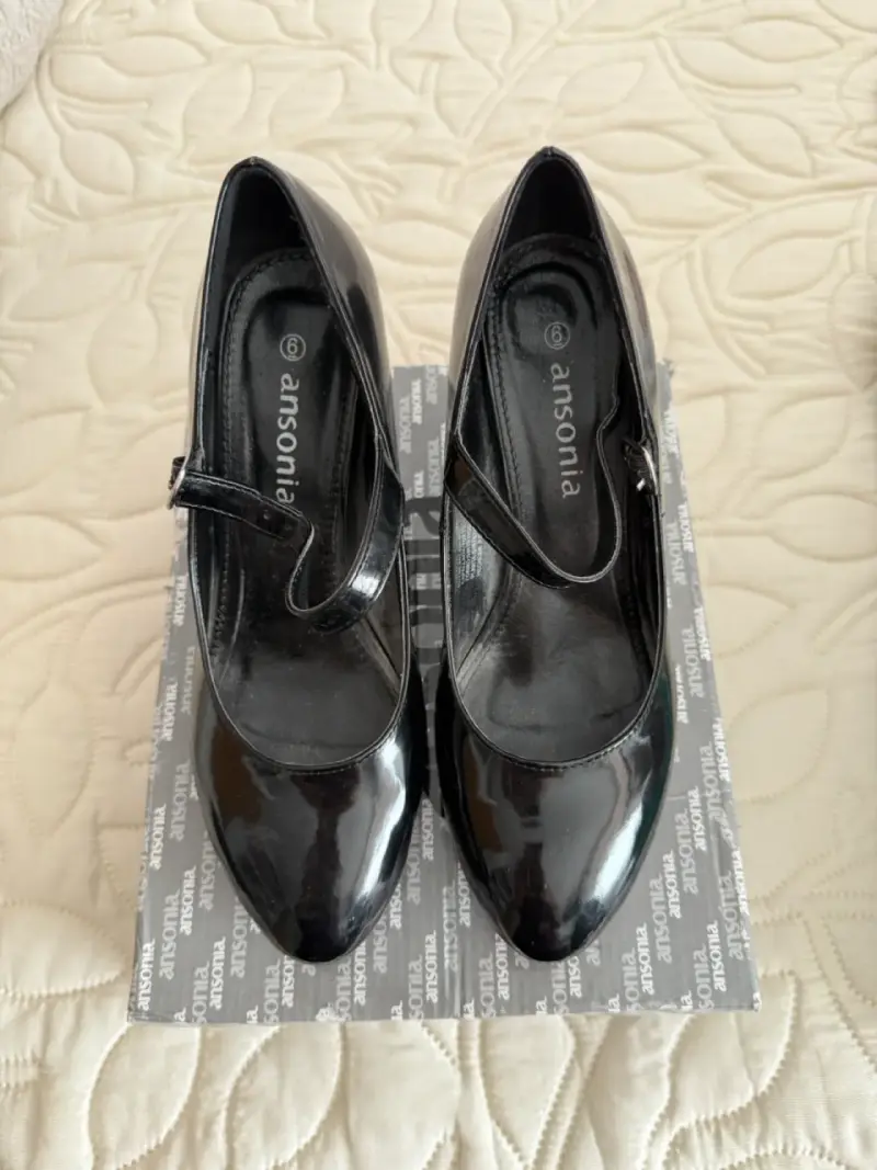 Zapatos negros de charol Ansonia