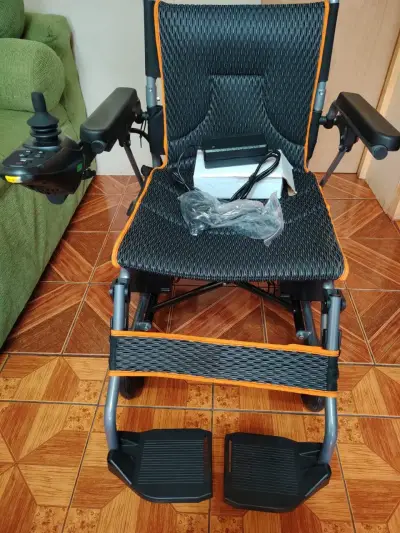 Silla de ruedas eléctrica plegable - miniatura 1