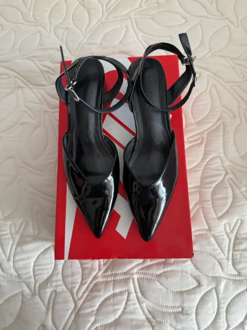 Zapatos de tacón negros brillantes