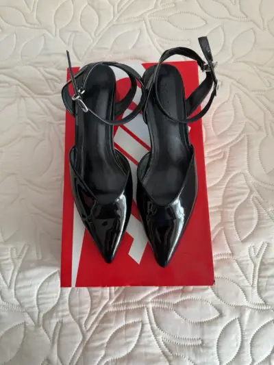 Zapatos de tacón negros brillantes - miniatura 1