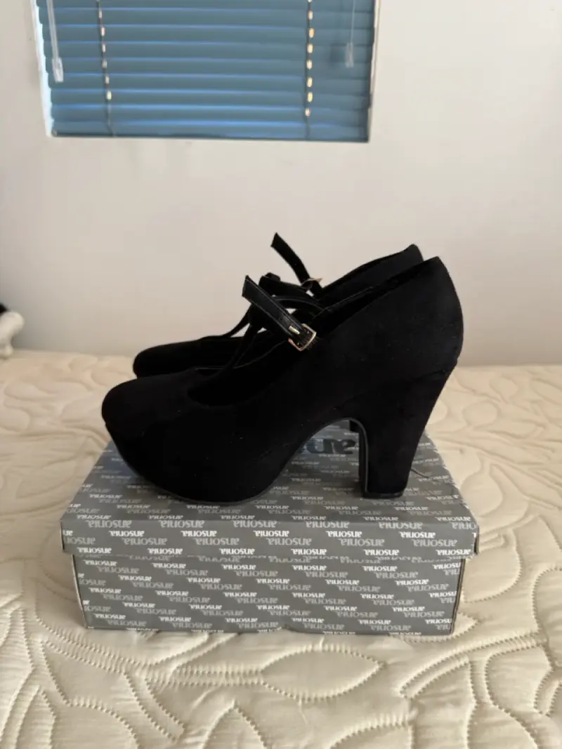Zapatos de tacón negro Chalada