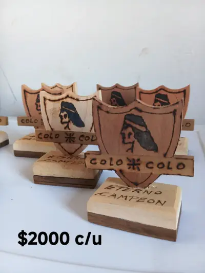 Trofeso de madera Colo Colo pequeño - miniatura 3