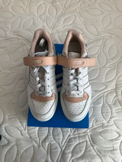 Zapatillas blancas con detalles rosa Adidas forum - miniatura 1