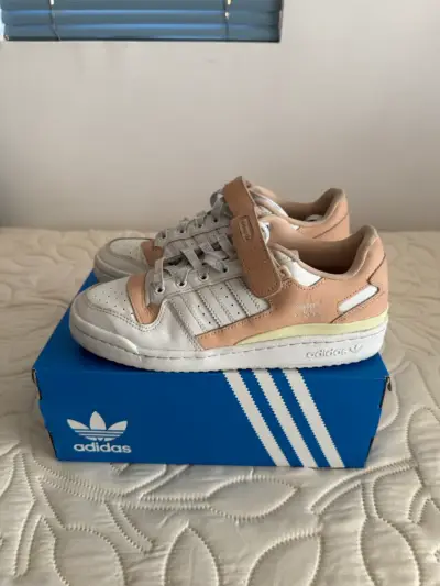 Zapatillas blancas con detalles rosa Adidas forum - miniatura 2