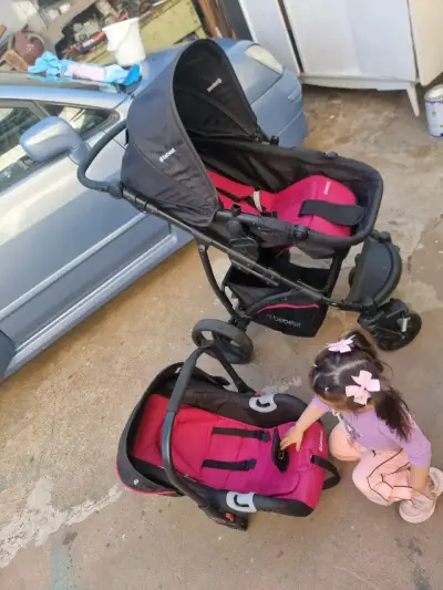 Coche de bebé negro y rosado - miniatura 2