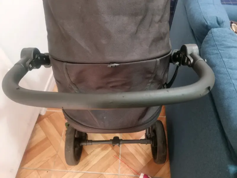 Coche de bebé negro y rosado - 4