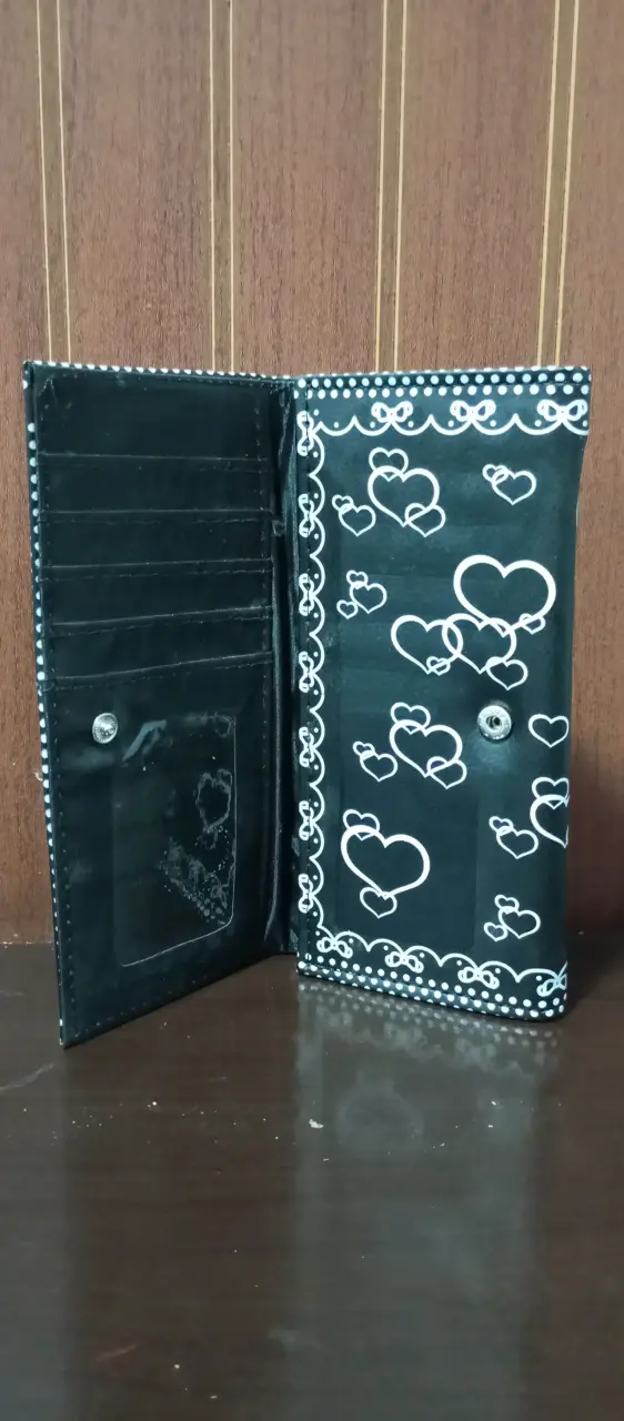 Billetera/porta documentosnegra con diseño de cone - 2