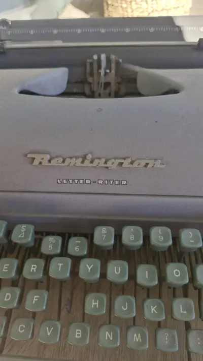Máquina de escribir Remington vintage - miniatura 2