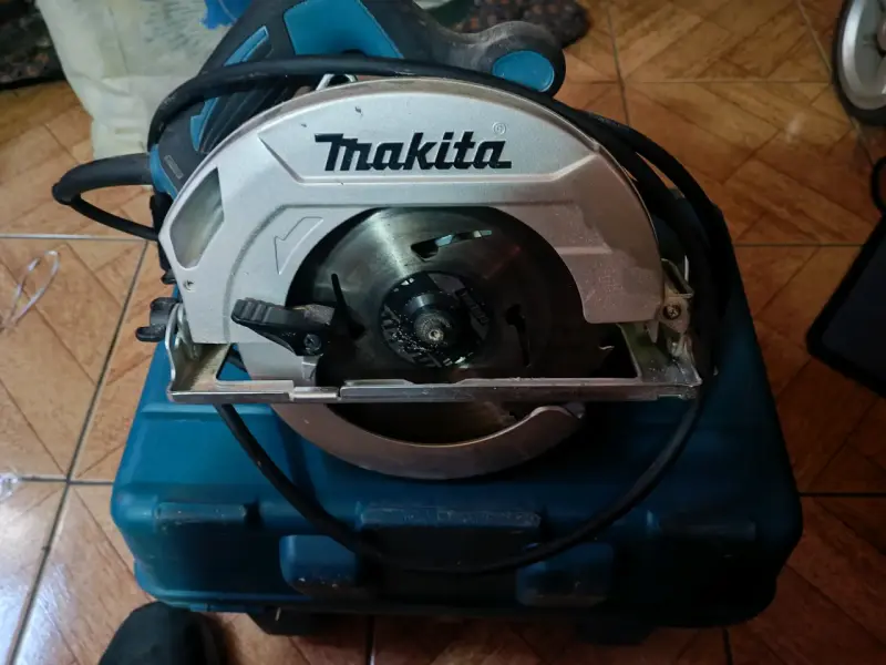 Sierra circular Makita con estuche