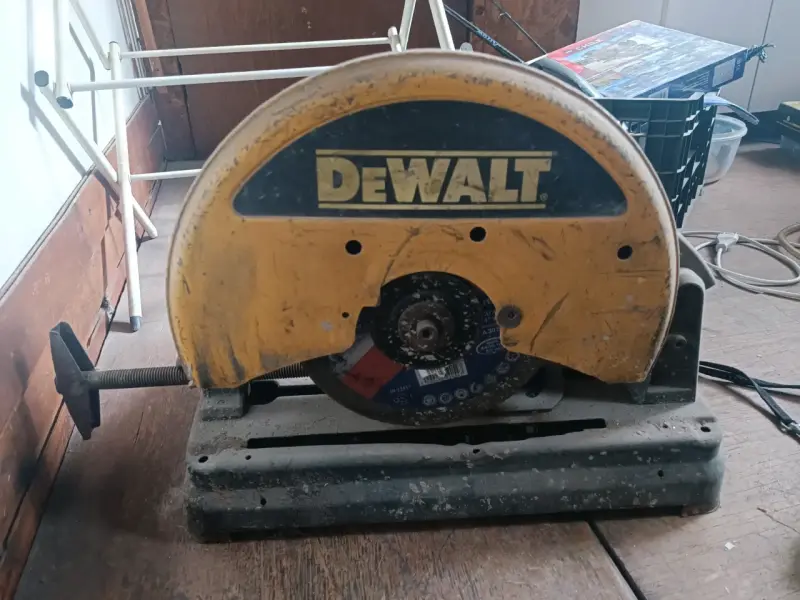 Cortadora de metal DeWalt usada