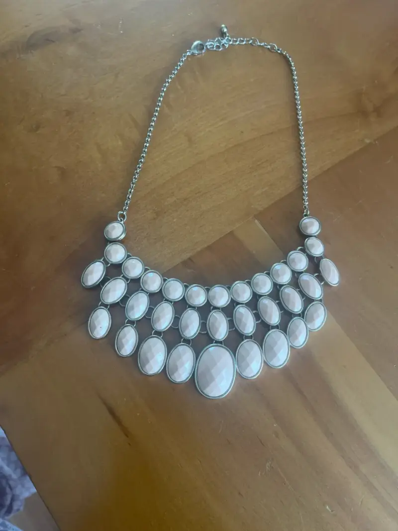 Collar cadena dorado suave y piedras rosa palo